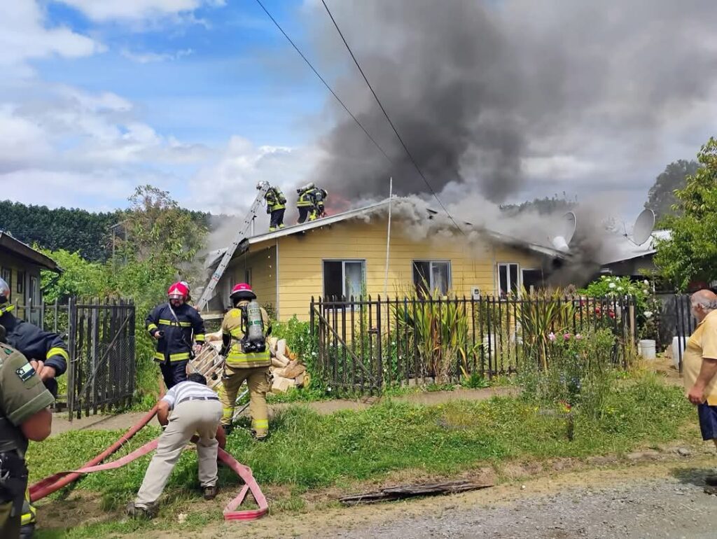 INCENDIO EN RÍO BUENO DEJA UN BOMBERO LESIONADO