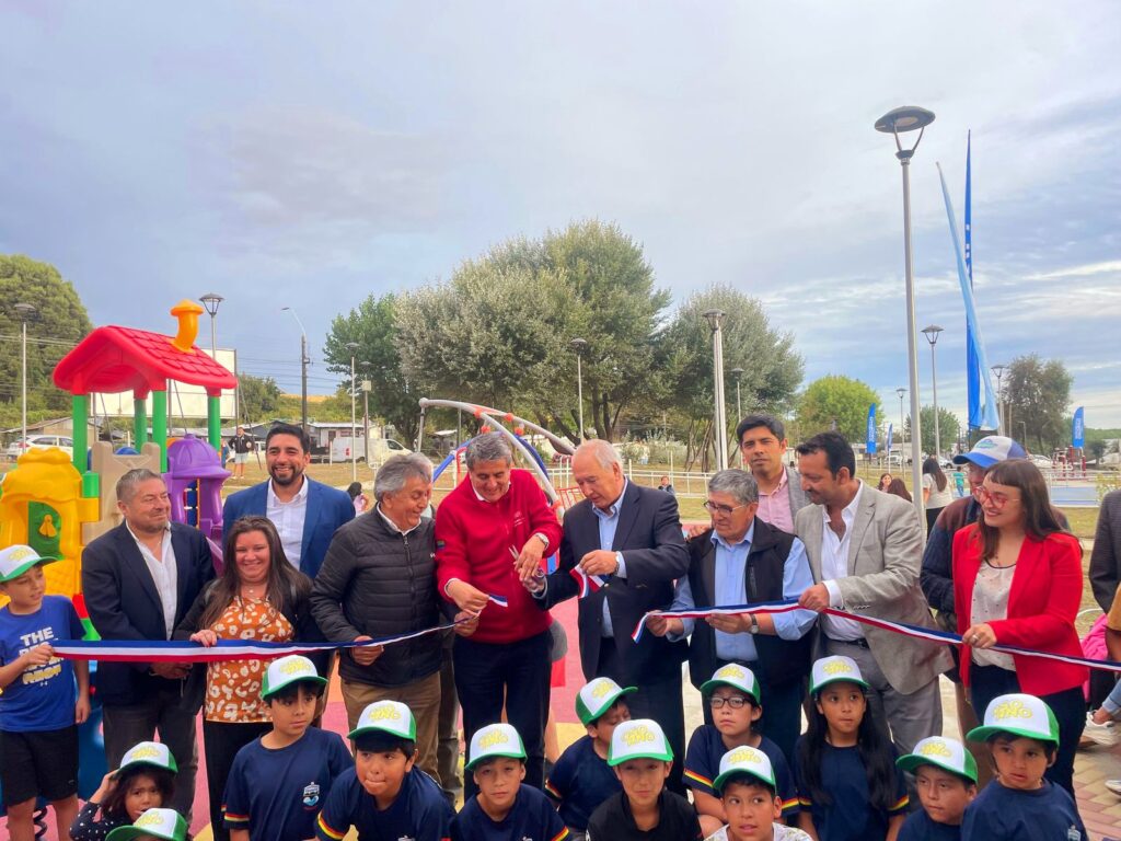 VECINOS DE POBLACIÓN CARLOS FOLLERT DE FRANCKE INAUGURAN PLAZA «LOS PINOS»