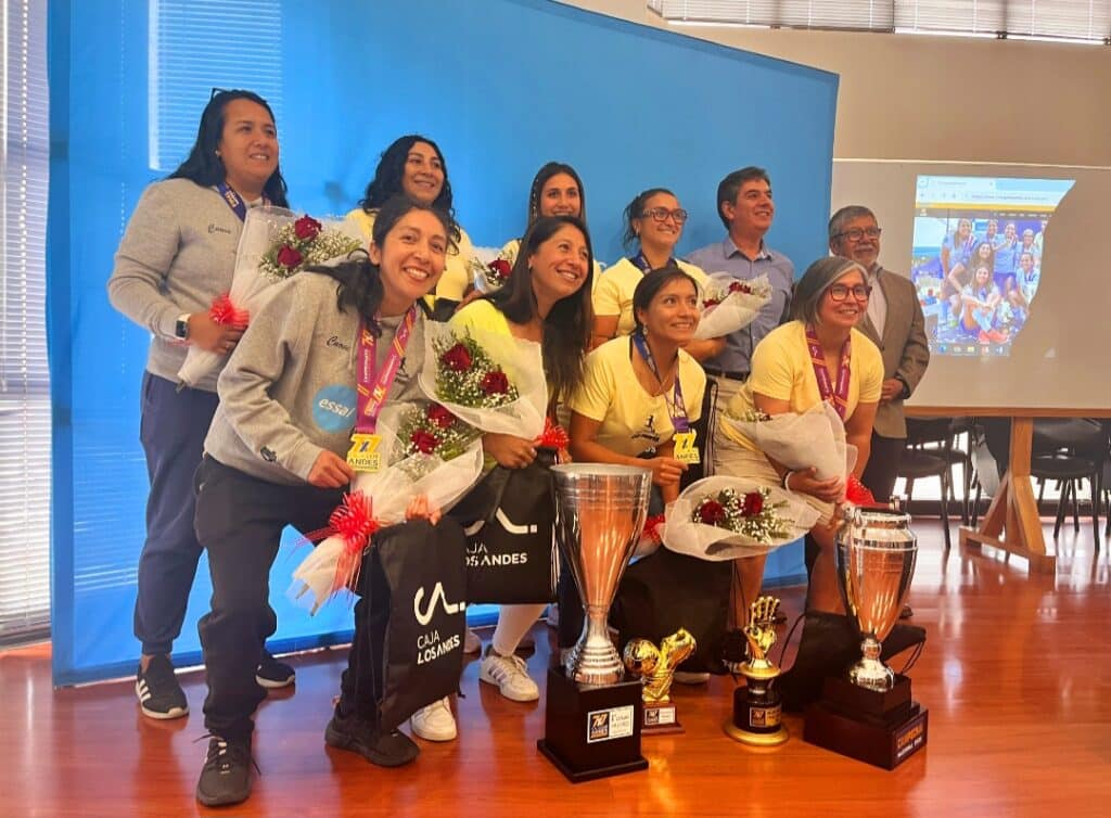 HOMENAJEAN A «LAS PROFES DE OSORNO» POR SU CAMPEONATO NACIONAL DE FUTBOLITO