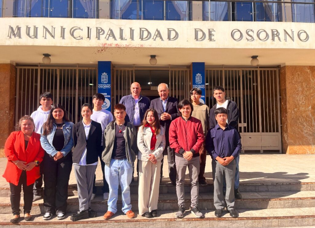 ALCALDE JAIME BERTIN ENTREGÓ COMPUTADORES A ESTUDIANTES DE OSORNO CON MEJORES PUNTAJES EN LA PAES